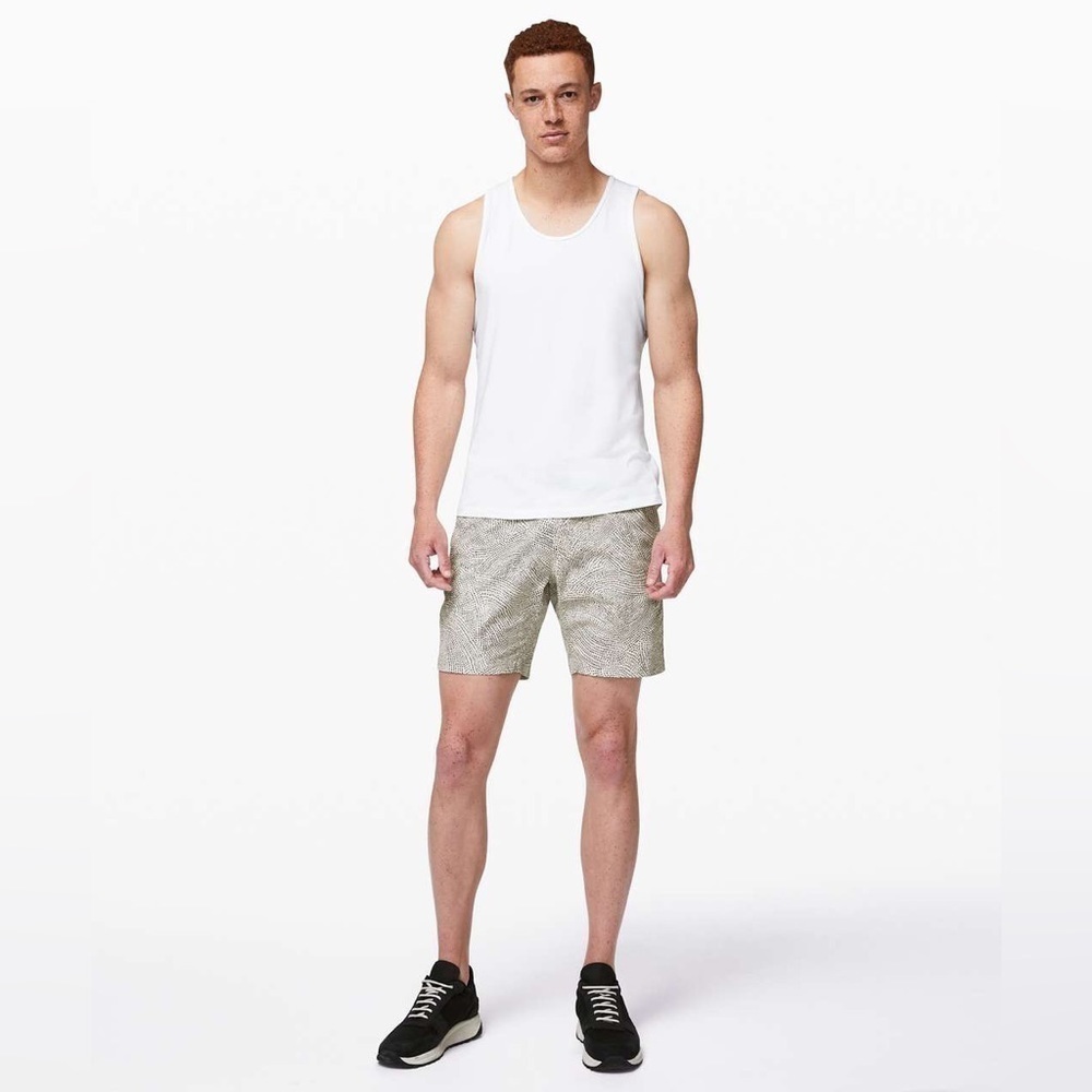 Lululemon Bowline Short 8" in Spirited Silverstone True Navy Size Medium.